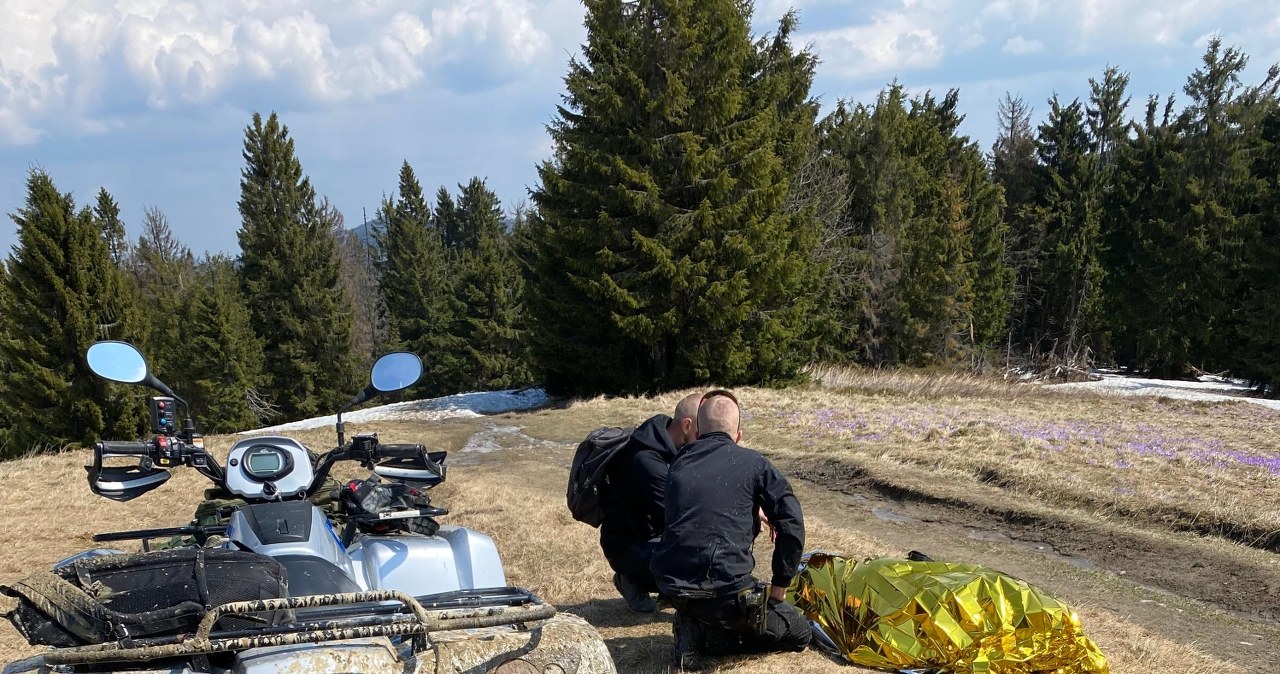 Kobieta zasłabła pod Turbaczem. Pomogli jej policjanci i GOPR-owcy