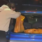 Kobieta "zatankowała" do siatek i wrzuciła je do bagażnika. Nagranie hitem