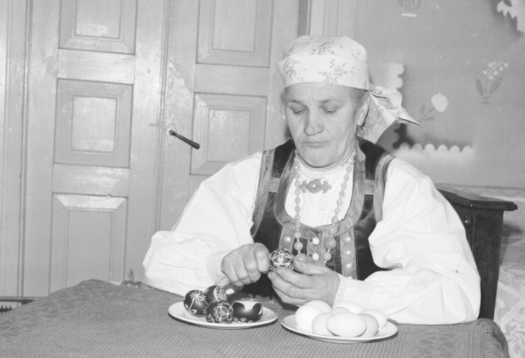 Kobieta zdobi pisanki. Zdjęcie z połowy lat 70. zeszłego stulecia /Z archiwum Narodowego Archiwum Cyfrowego