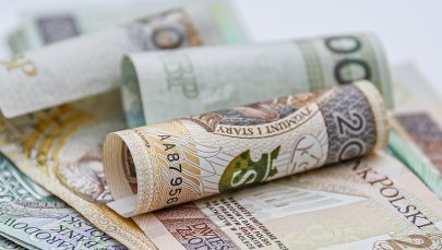 Kobieta znalazła pakunek z okrągłą sumką. Zguba czeka na właściciela  