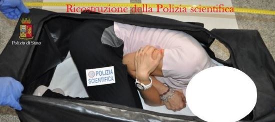 Kobieta został skrępowana i umieszczona w torbie podróżnej. /Polizia di Stato /