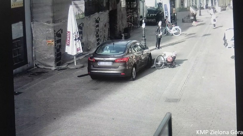 Kobieta została uwięziona pod rowerem i zderzakiem /Policja
