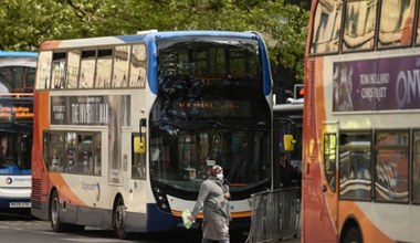 Kobieta zwolniona za zbyt niski wzrost może pozostać kierowcą autobusu