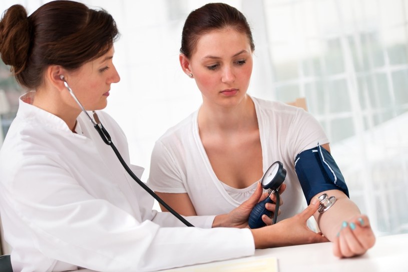 Kobietom w okresie ciąży zaleca się regularne pomiary ciśnienia krwi /123RF/PICSEL