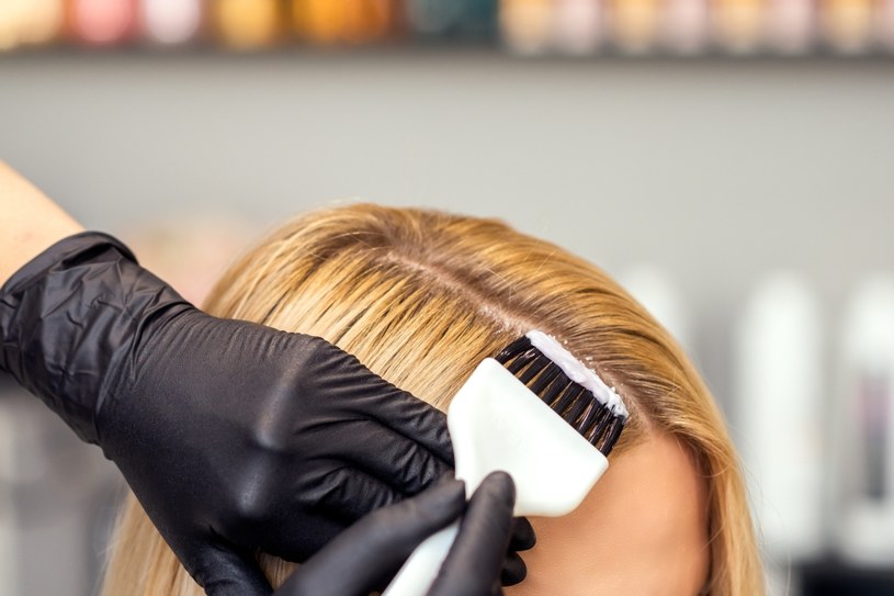 Kobiety 50+ szczególnie dobrze wyglądają w blondach i jasnych brązach /123RF/PICSEL