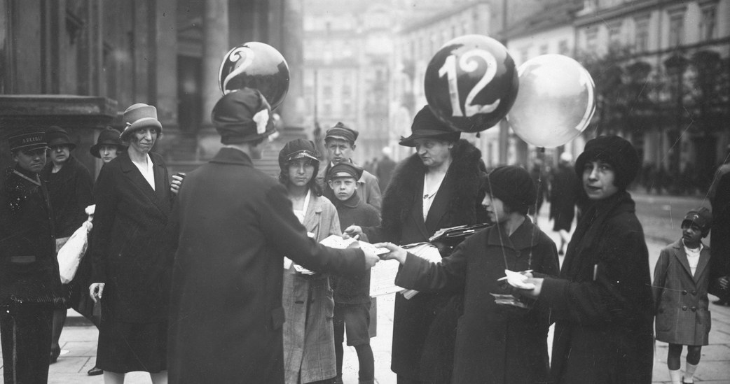 Kobiety agitujące przed wyborami do Rad Dzielnic Warszawy, 1927 rok /Ze zbiorów Narodowego Archiwum Cyfrowego