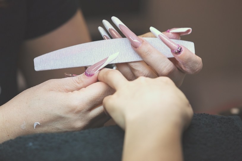 Kobiety chętnie przedłużają dziś nie tylko paznokcie, ale także włosy, czy doklejają sztuczne rzęsy /123RF/PICSEL