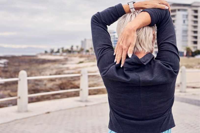 Kobiety częściej borykają się z problemem obwisłych ramion. Jak się ich pozbyć? Są na to sposoby /123RF/PICSEL