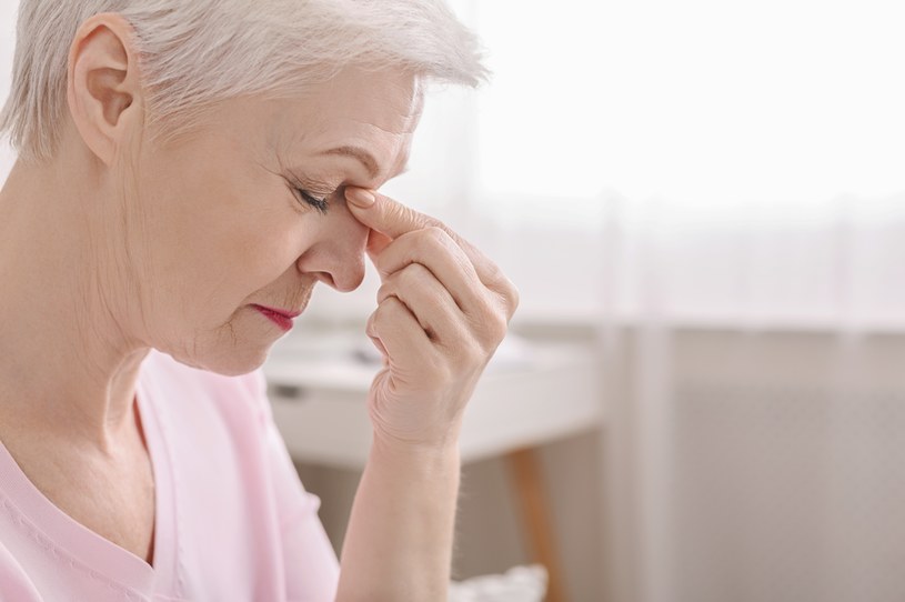 Kobiety częściej chorują na alzheimera. Uwagę zwrócono na jeden hormon, którego poziom jest wysoki w okresie menopauzy /123RF/PICSEL