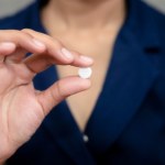 Kobiety częściej odczuwają przewlekły ból. Związane jest to z hormonami