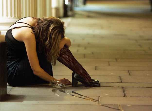 Kobiety często piją w samotności /Getty Images/Flash Press Media