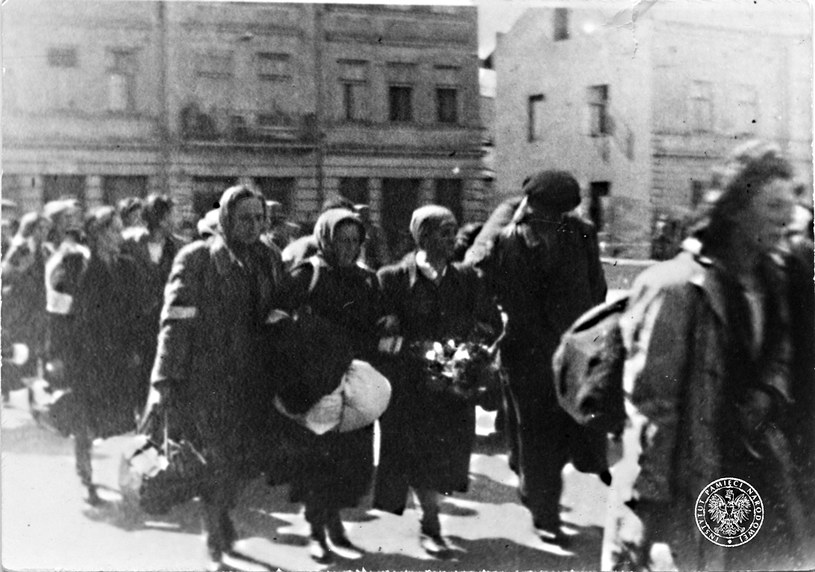 Kobiety deportowane z getta krakowskiego do obozu zagłady w Bełżcu w czerwcu 1942 r. /fotografia ze zbiorów AIPN w Krakowie /