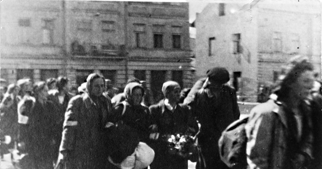 Kobiety deportowane z getta krakowskiego do obozu zagłady w Bełżcu w czerwcu 1942 r. /fotografia ze zbiorów AIPN w Krakowie /