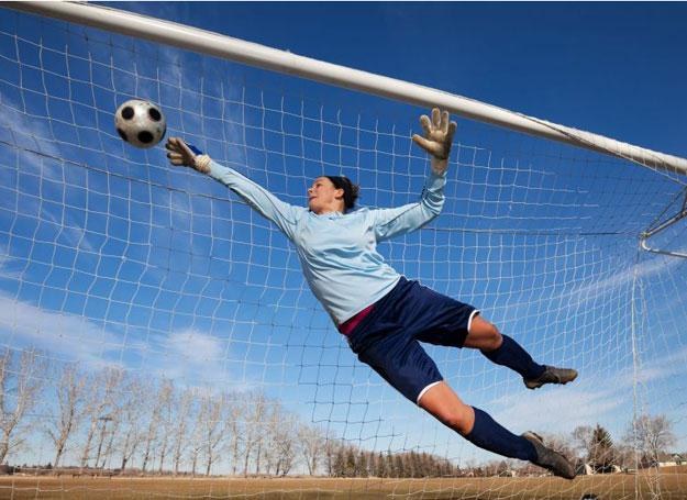 Kobiety grające w piłke odnosza więcej poważnych kontuzji niż mężczyźni / fot. 123RF/PICSEKL /&copy; EurekNews.pl