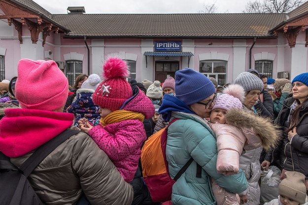 Kobiety i dzieci ewakuowani z Kijowa /ROMAN PILIPEY /PAP/EPA