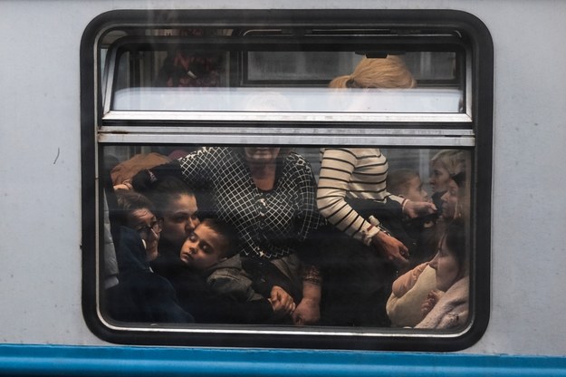 Kobiety i dzieci podróżujące pociągiem ze Lwowa na Ukrainie do polskiego Przemyśla /MIGUEL A. LOPES /PAP/EPA