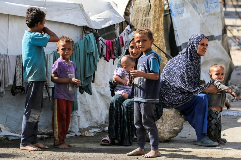 Kobiety i dzieci w obozie dla osób przesiedlonych w wyniku wojny w Strefie Gazy /East News