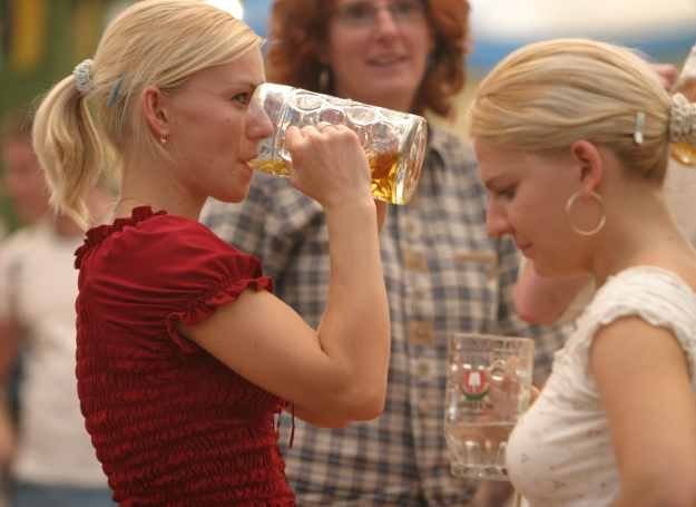 Kobiety, które często sięgają po alkohol mogą mieć trudności z zajściem w ciążę. /Getty Images/Flash Press Media