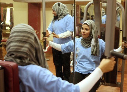 Kobiety, które ochraniają inne kobiety: Basma Abdel Menim (P) i Maha Mohammed (L) /AFP