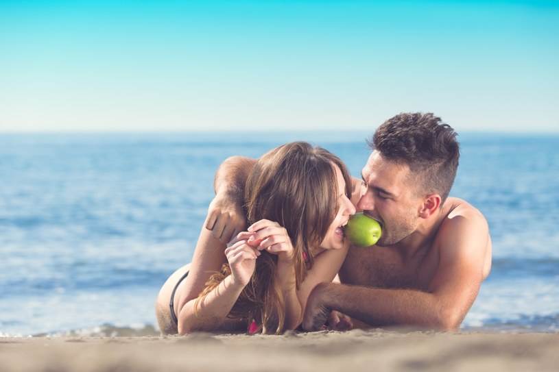 Kobiety, które zjadały więcej jabłek, doświadczały zwiększonej ochoty na seks oraz zwiększonej lubrykacji podczas samego już stosunku. /123RF/PICSEL