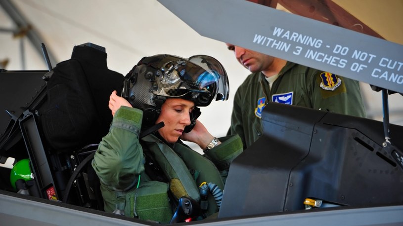 Kobiety latające na odrzutowcach potrzebują często innego wyposażenia, niż standardowe, które jest tworzone dla mężczyzn. Mowa tu m.in. o systemach, które pozwalają na oddawanie moczu w czasie lotu    /33rd Fighter Wing /materiały prasowe