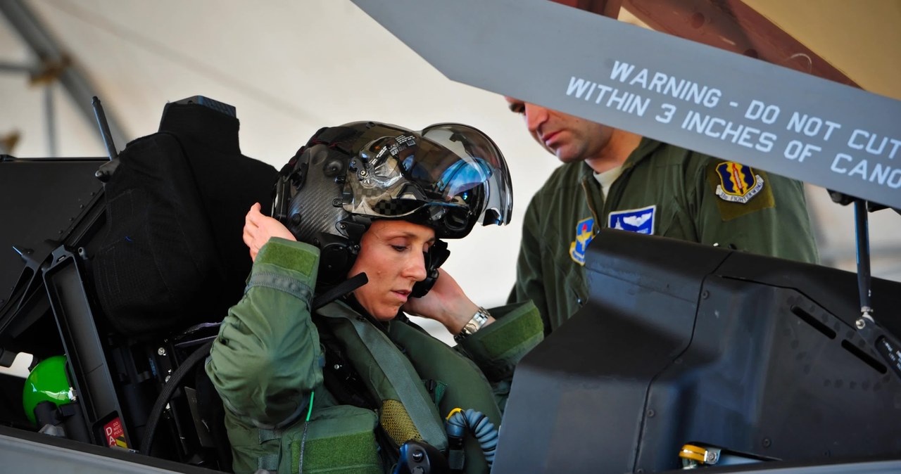 Kobiety latające na odrzutowcach potrzebują często innego wyposażenia, niż standardowe, które jest tworzone dla mężczyzn. Mowa tu m.in. o systemach, które pozwalają na oddawanie moczu w czasie lotu    /33rd Fighter Wing /materiały prasowe