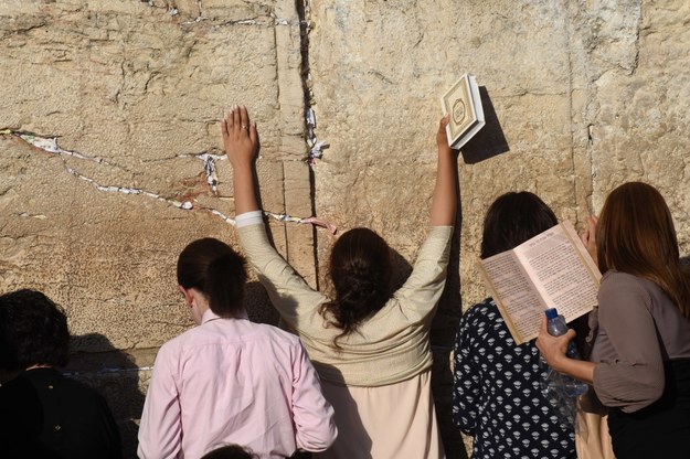 Kobiety modlące się przy Ścianie Płaczu /DEBBIE HILL /PAP/EPA