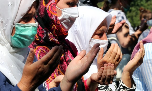 Kobiety modlące się za ofiary masakry w Srebrenicy /FEHIM DEMIR /PAP/EPA