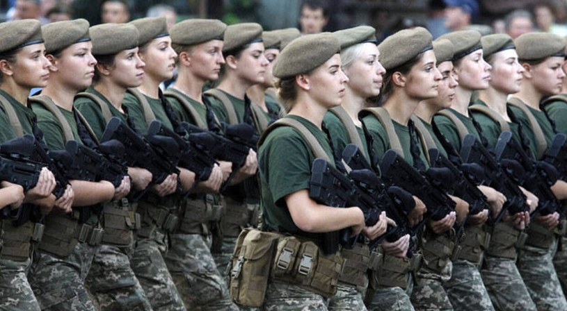 Kobiety nie mają obowiązku pełnienia służby wojskowej w razie mobilizacji, chyba że wcześniej same zgłosiły się na komisję wojskową i w cywilu pełnią funkcje mogące się przydać w wojsku /PAP/EPA/STEPAN FRANKO /PAP