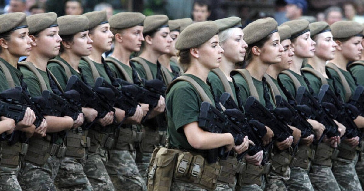 Kobiety nie mają obowiązku pełnienia służby wojskowej w razie mobilizacji, chyba że wcześniej same zgłosiły się na komisję wojskową i w cywilu pełnią funkcje mogące się przydać w wojsku /PAP/EPA/STEPAN FRANKO /PAP