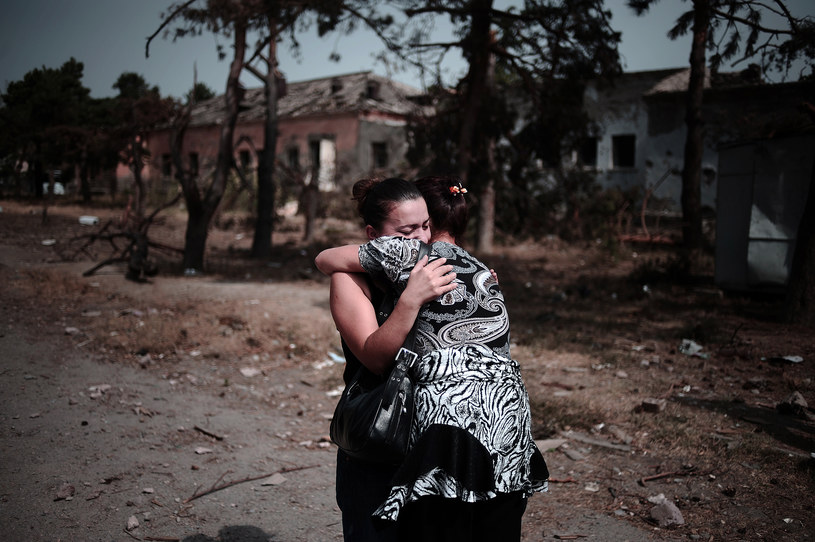 Kobiety płaczą po tym, jak zbombardowano ich dom, Gruzja, zdj. z 2008 roku /OLIVIER LABAN-MATTEI / AFP /AFP