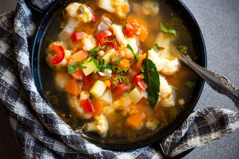 Kobiety po 50. powinny często jeść. Zupa na mocne kości i stłuszczoną wątrobę to kulinarny hit