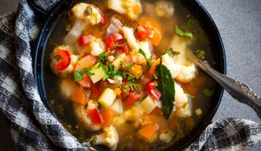 Kobiety po 50. powinny często jeść. Zupa na mocne kości i stłuszczoną wątrobę to kulinarny hit