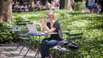 Kobiety pokochały internet. W sieci głównie robią... zakupy 