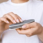 Kobiety pokochały ten sposób. Na czym polega manicure pilnikowy?