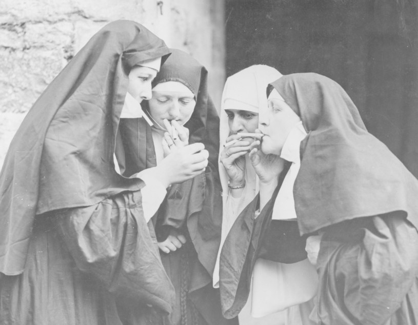 Kobiety przebrane za zakonnice palą podczas przerwy, Kent 1931 r. /Fox Photos / Stringer /Getty Images