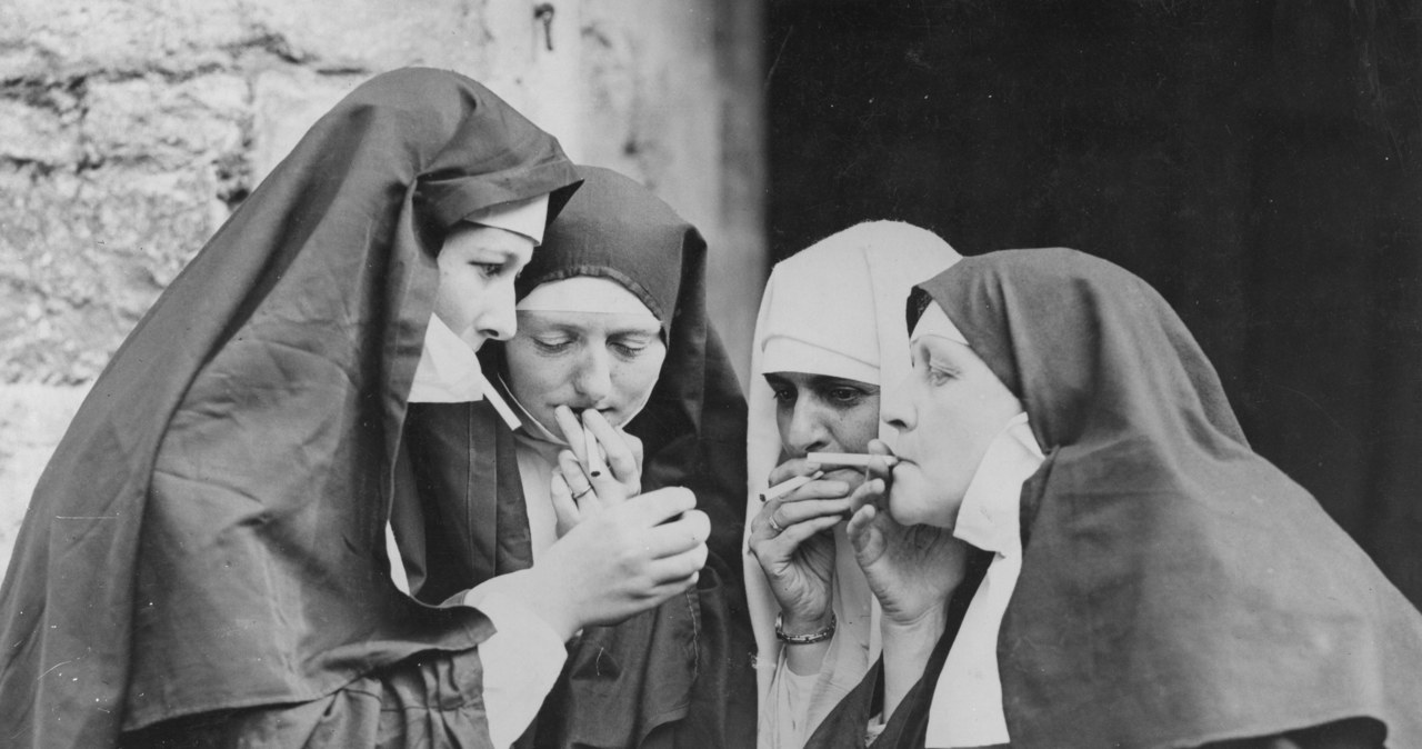 Kobiety przebrane za zakonnice palą podczas przerwy, Kent 1931 r. /Fox Photos / Stringer /Getty Images