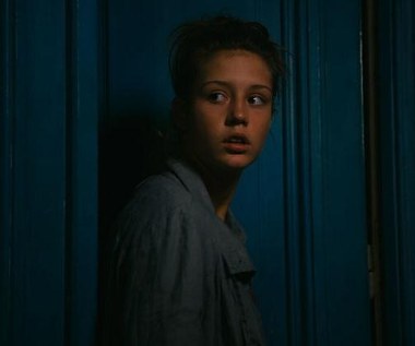 Kobiety przyznały, że był to dla nich horror, a nieudawane sceny o charakterze seksualnym musiały powtarzać nawet kilkadziesiąt razy. Ich zdaniem, w USA Kechiche mógłby trafić za swoje postępowanie do więzienia.

"Życie Adeli" było juz prezentowane w Polsce w lipcu na festiwalu T-Mobile Nowe Horyzonty. Na kinowe ekrany trafi 18 października. Dystrybutorem obrazu jest Gutek Film.