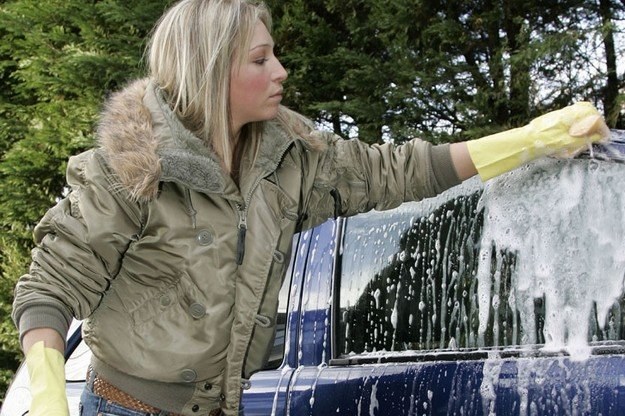 Kobiety rzadziej myją auta niż mężczyźni /Informacja prasowa