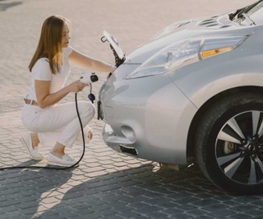 Kobiety rzadziej wybierają auta elektryczne. Mają swoje powody