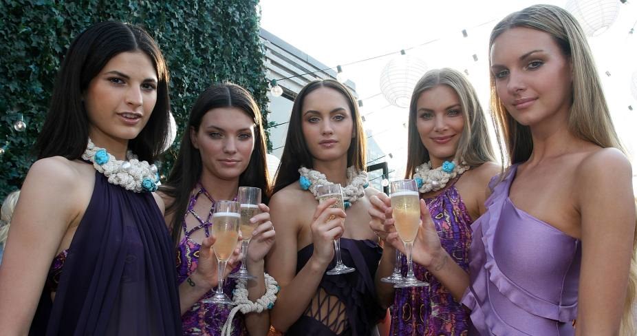 Kobiety są jak szampan – we francuskim opakowaniu od razu stają się droższe /Getty Images/Flash Press Media