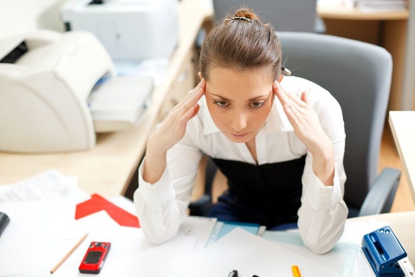 Kobiety silniej odczuwają stres w pracy /123RF/PICSEL