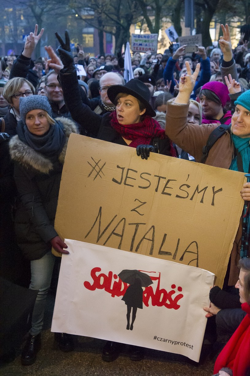 Kobiety solidarne z Natalią Przybysz na "czarnym proteście" /Wojciech Stróżyk /Reporter