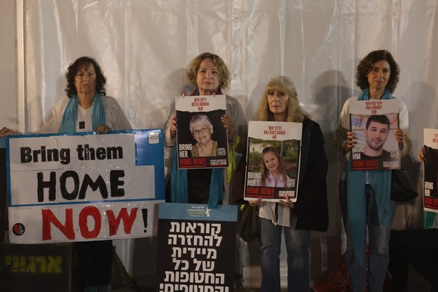 Kobiety trzymające zdjęcia zakładników porwanych przez Hamas /ABIR SULTAN /PAP/EPA