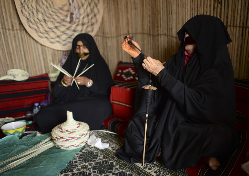 Kobiety w Abu Zabi w tradycyjnych maskach /Getty Images