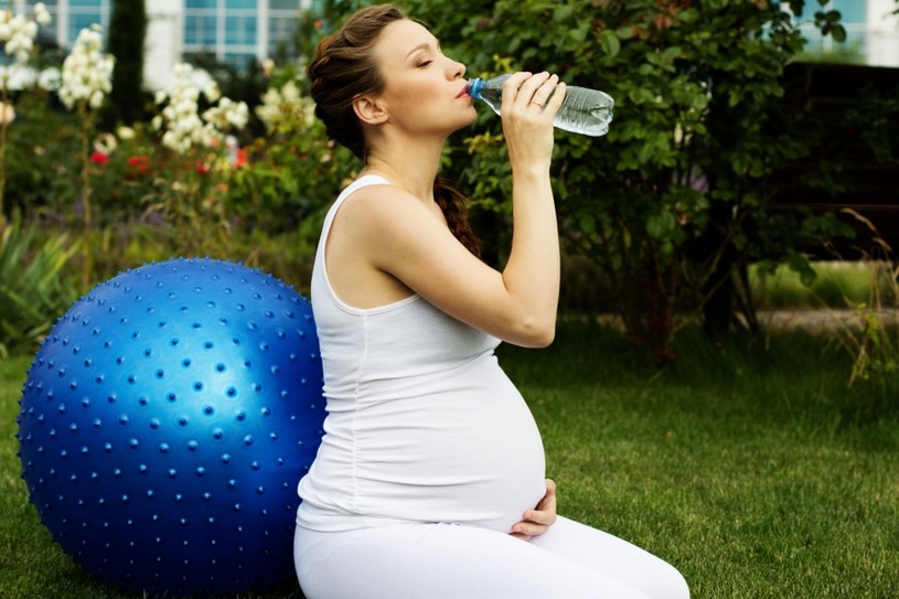 Kobiety w ciąży piją za mało wody /123RF/PICSEL