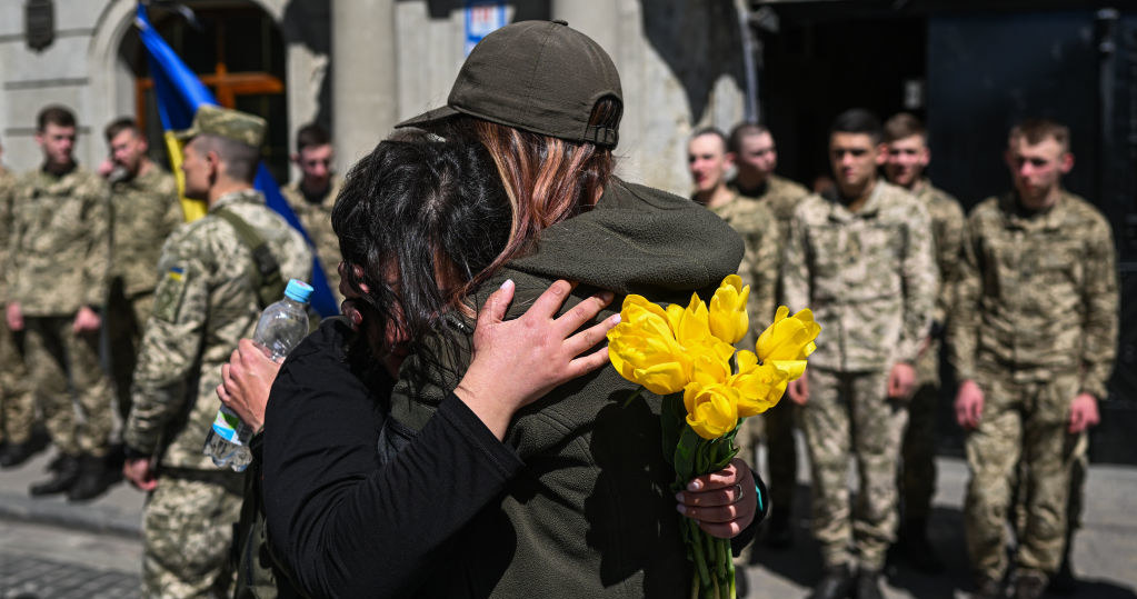 Kobiety w czasie wojny uciekają nie tylko przez bombami, ale i oprawcami w mundurach /Anadolu Agency / Contributor /Getty Images