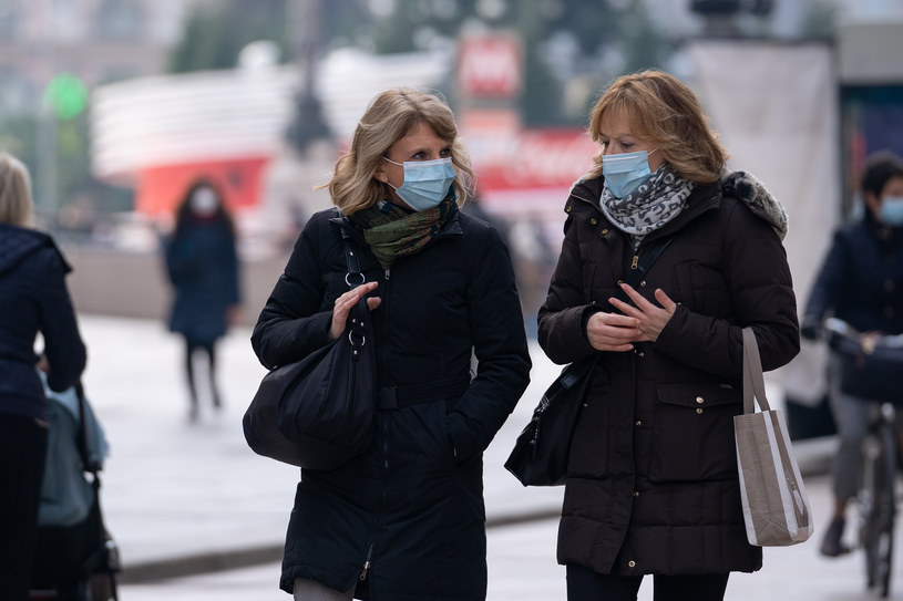 Kobiety w maseczkach ochronnych w czasie pandemii SARS-CoV-2, zdjęcie ilustracyjne / Andrea Verdelli /Getty Images