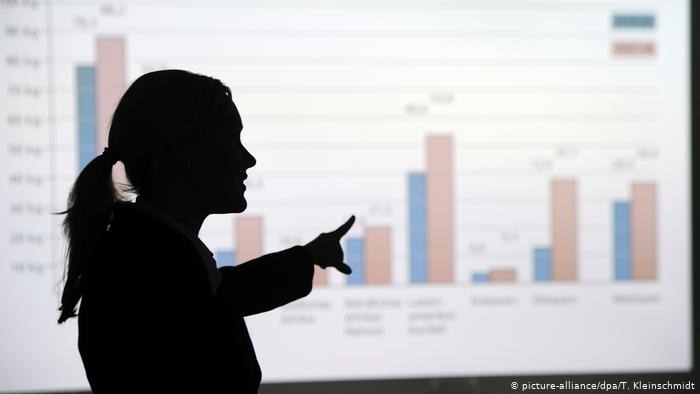 Kobiety w Unii Europejskiej nadal zarabiają dużo mniej od mężczyzn i rzadziej zasiadają w zarządach firm /Deutsche Welle
