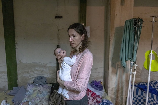 Kobiety z dziećmi chronią się w podziemiach kijowskiego szpitala /ROMAN PILIPEY /PAP/EPA